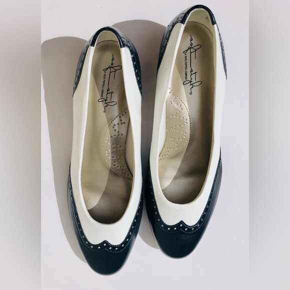 WOMEN'S SHOES SOFT STYLE HUSH PUPPIES WHITE/NAVY BLUE SIZE 7 W LEATHER COMFORT - Picture 2 of 9